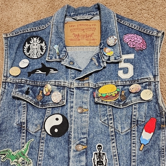 Vintage Men's Levi's Button Denim Blue Jean Vest 90's Era Patches Pins M Medium - Picture 3 of 11